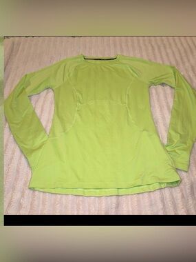 Spyder Active Women's Long
Sleeve Top With Thumbholes Sz Small
EUC Neon Green